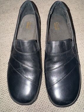 Clarks Women’s Black Leather Slip-On Loafers with Diagonal Stitch